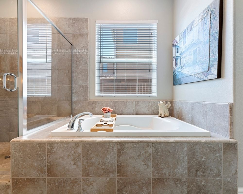 Master bath tub with tile surround